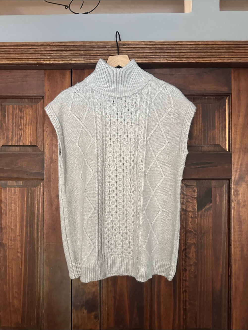 Joseph A Light Gray Cable Knit Sleeveless Turtleneck Sweater